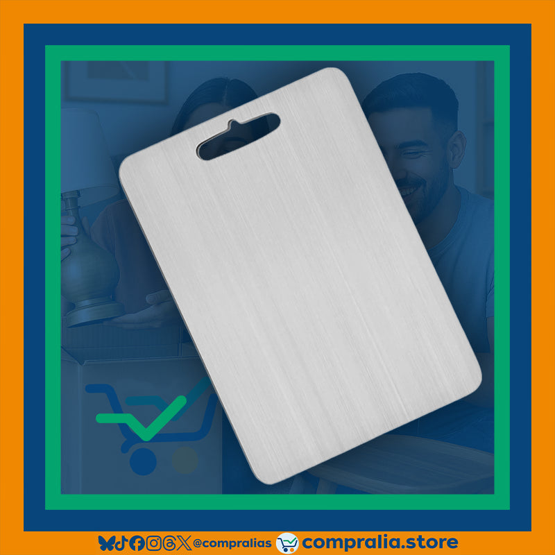 Tabla de corte en acero inoxidable de grado alimenticio, con acabado brillante y manija superior para colgar. Superficie amplia, resistente y fácil de limpiar, ideal para cortar carnes, frutas y vegetales en cocinas modernas. Accesorio duradero e higiénico que combina practicidad y estilo para el hogar